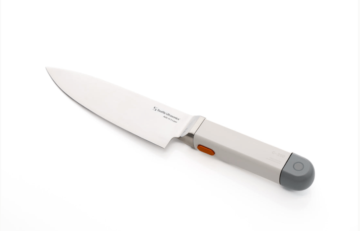 یک چاقوی سرآشپز اولتراسونیک که هنگام برش و برش می لرزد - An ultrasonic chef’s knife that vibrates when slicing and dicing